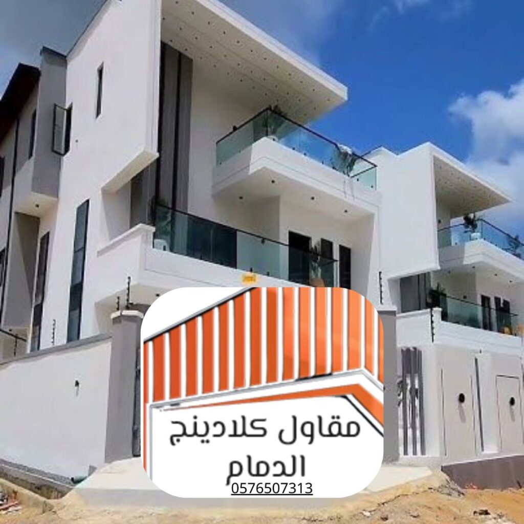 فني محترف يقوم بتركيب واجهات كلادينج لمشروع