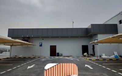 لماذا يعتبر الكلادينج أفضل خيار لواجهات المباني في السعودية؟ | مقارنة هندسية بين الكلادينج والحجر والزجاج في الشرقية